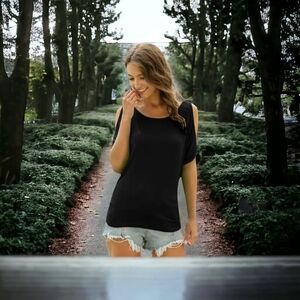 Aqua 100% Cashmere short tie sleeve cold shoulder tunic sweater in black Size M